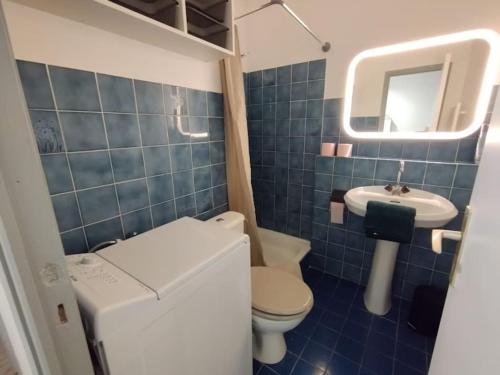 une petite salle de bain avec toilettes et lavabo dans l'établissement Studio Antibes Piscine Wifi, à Antibes