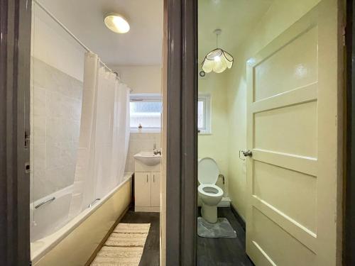 y baño con aseo, bañera y lavamanos. en Room with shared bathroom and kitchen en Londres