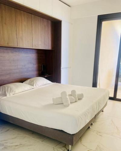 une chambre avec un grand lit avec deux serviettes dessus dans l'établissement Appart 2P Vue Mer Panoramique Cannes Eden, à Vallauris