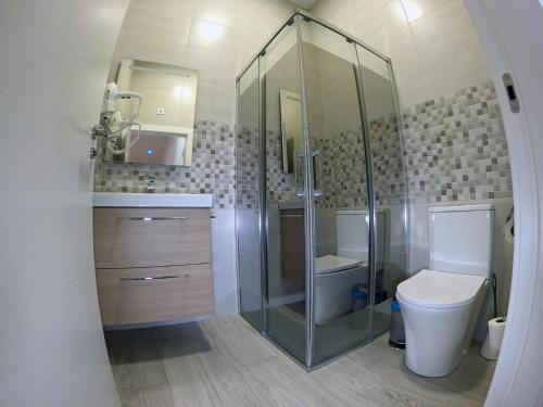 łazienka z przeszkloną kabiną prysznicową i toaletą w obiekcie Apartamentos La Encarnación III w mieście Los Alcázares