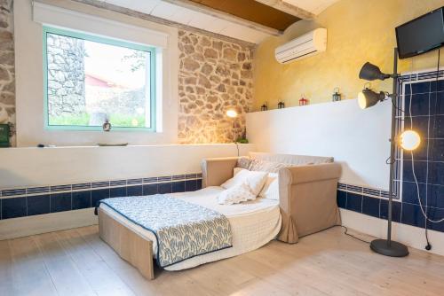 1 dormitorio con cama y ventana en Posada Rolisas, en Polanco