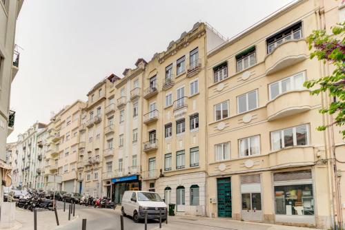 uma linha de edifícios numa rua da cidade em Spacious Room without window em Lisboa