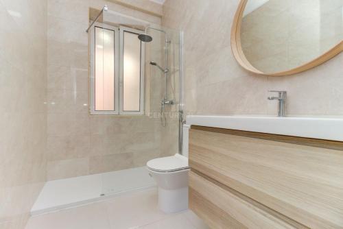 uma casa de banho com um WC, um lavatório e um espelho. em Spacious Room without window em Lisboa