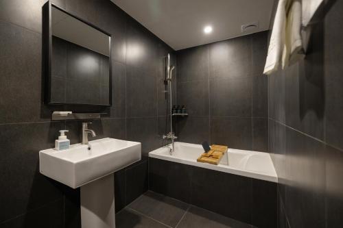 Bilik mandi di Mitasuya Ryokan Hotel Incheon by Aank