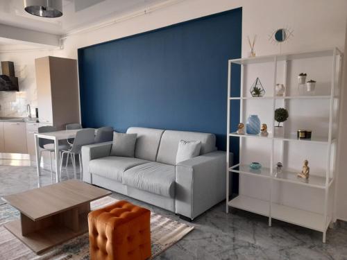 a living room with a couch and a blue wall at Apartament Palma 2 Stefan Resort in Mamaia Sat/Năvodari