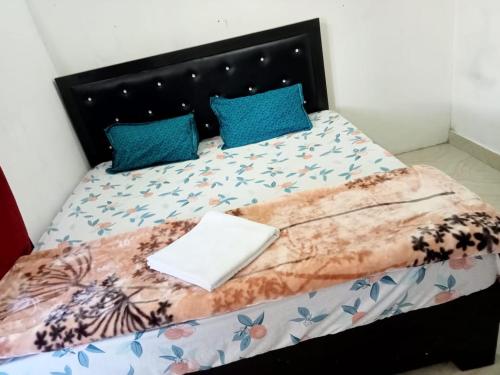 Tempat tidur dalam kamar di Hotel maa janki palace ayodhya