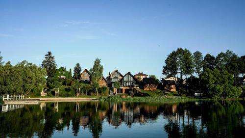 Klimatyczny domek nad brzegiem jeziora