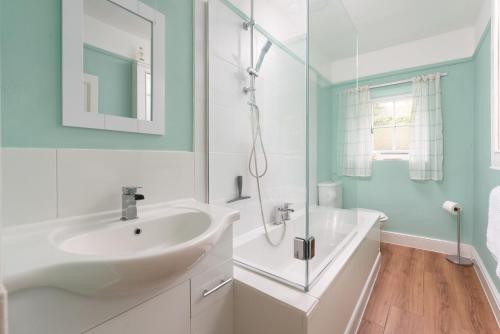 Vannituba majutusasutuses Upper Instow Beach Cottage