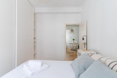 a white bedroom with a bed and a mirror at Bright apartment-2Bedrooms 1Bathroom-Delicias in Madrid