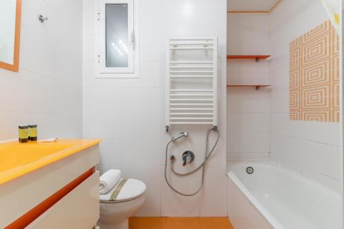 a bathroom with a shower and a toilet and a sink at Bright apartment-2Bedrooms 1Bathroom-Delicias in Madrid