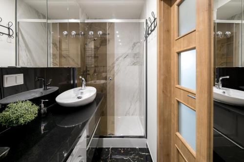 a bathroom with two sinks and a shower at Apartament Castle & Lake Niedzica in Niedzica Zamek