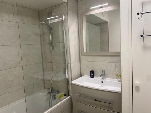 une salle de bain avec douche et lavabo dans l'établissement T2 - CENTRE VILLE - PROCHE PLAGE, à Arcachon