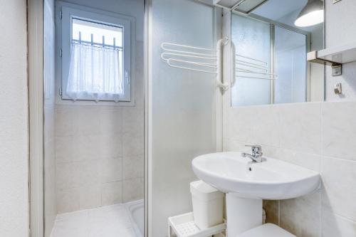 Ett badrum på T2 au Lavandou - Résidence avec Piscine