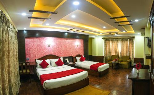 Habitación de hotel con 2 camas y sofá en Samsara Boutique Hotel, en Katmandú