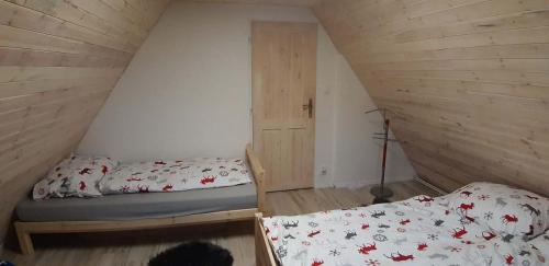 um quarto com 2 camas num pequeno quarto em Chalet Maria HOT TUBE SAUNA em Loucná pod Klínovcem