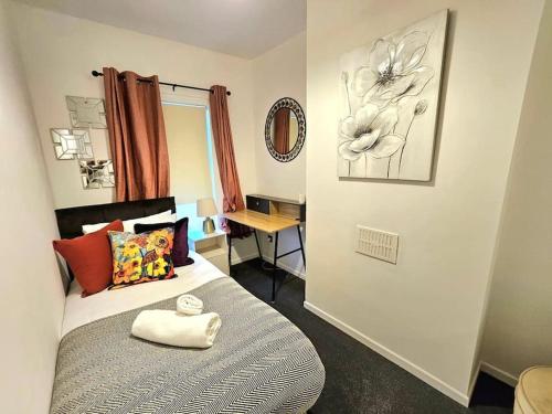 ein Schlafzimmer mit einem Bett mit einem weißen Handtuch darauf in der Unterkunft Sensational Stay @Belfast #1 in Belfast