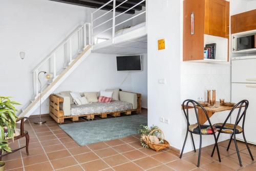 un salon avec un canapé et une table dans l'établissement Loft/Attic, Sea Views, Private Terrace, à Cadix