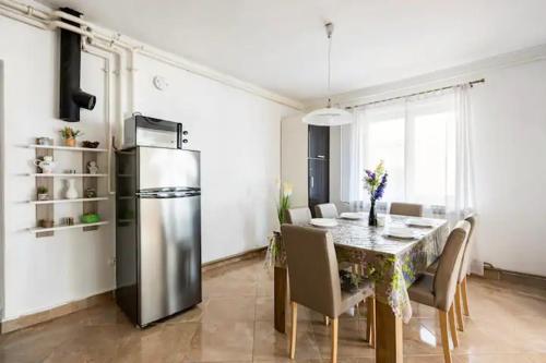 een keuken en eetkamer met een tafel en een koelkast bij Apartment Tomas,,,Spacious house with private parking,terrace,5G Internet,,,,, in Zadar