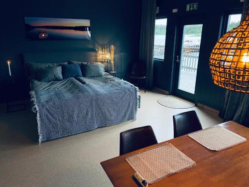 Postel nebo postele na pokoji v ubytování Nordkust - Unikt boende med havsutsikt