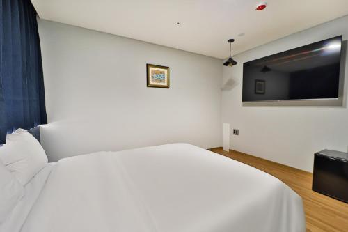Televisyen dan/atau pusat hiburan di Gimhae City Hotel