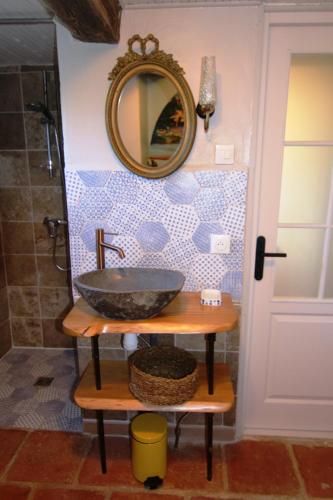 une salle de bain avec un lavabo et un miroir dans l'établissement GÎTE Dar Kayla, à Lisle-sur-Tarn