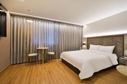 Katil atau katil-katil dalam bilik di Gimhae City Hotel