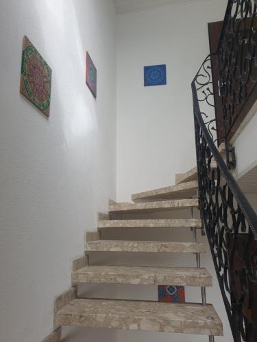 un conjunto de escaleras en una habitación blanca con escalera en Pension zum Hollerbusch, en Heilbach