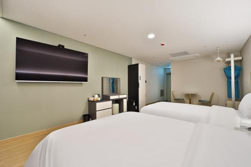 Televisyen dan/atau pusat hiburan di Gimhae City Hotel