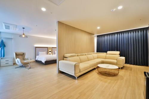 Ruang duduk di Gimhae City Hotel