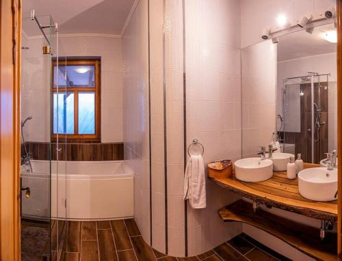 y baño con 2 lavabos y ducha. en Csoda Szarvas Birtok, en Szarvas
