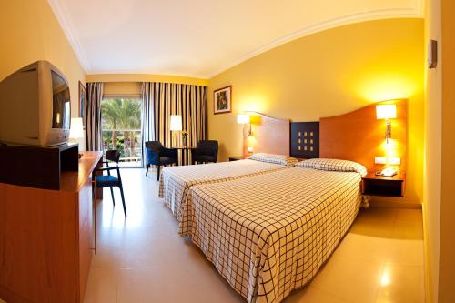 Ένα ή περισσότερα κρεβάτια σε δωμάτιο στο Hotel LIVVO Costa Taurito & Aquapark