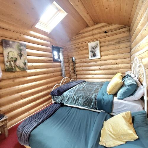 Giường trong phòng chung tại Kent Cosy Cabin