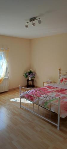 ein Schlafzimmer mit einem Bett in einem Zimmer mit einem Fenster in der Unterkunft appartement indépendant privé in Mathay
