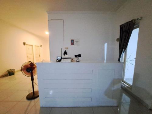 a white counter in a room with a window at OYO 93870 Damai Guest House Cirebon in Cirebon