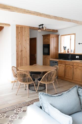 une cuisine et une salle à manger avec une table et des chaises dans l'établissement Les Frangines - maison de ville avec jardin Ault, à Ault
