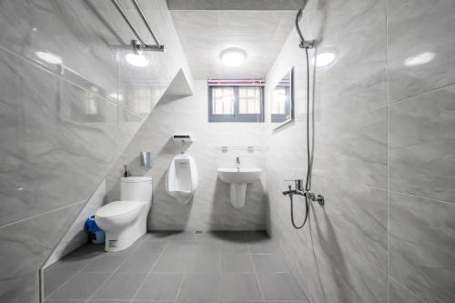 a bathroom with a toilet and a sink and a shower at Aleopard in Wu-k'an