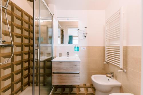 HOTEL ZI'NTONIO في سكالا: حمام مع حوض ومرحاض ودش
