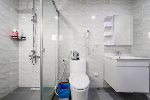 a bathroom with a shower and a toilet and a sink at Aleopard in Wu-k'an