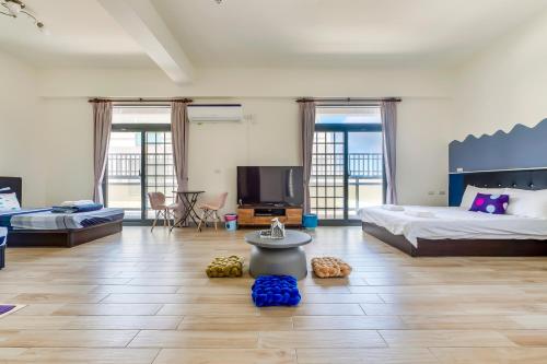 a large room with a bed and a tv at Aleopard in Wu-k'an