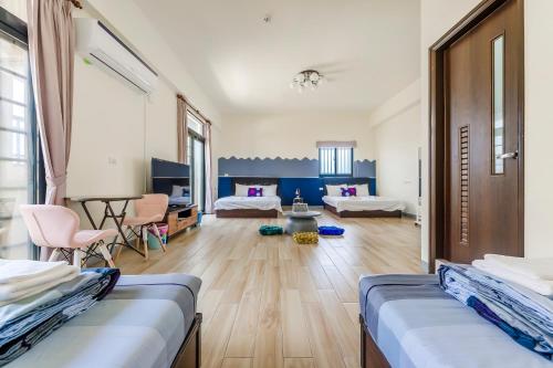 a room with two beds and a living room at Aleopard in Wu-k'an