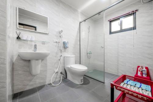 a bathroom with a toilet and a sink and a shower at Aleopard in Wu-k'an
