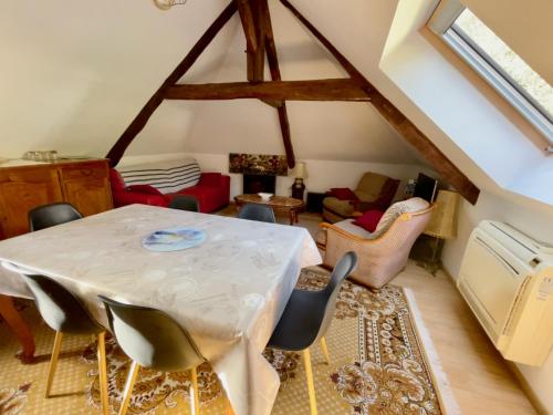 une salle à manger avec une table et des chaises dans l'établissement Les Jardins de Jacinthe, à Sarlat-la-Canéda