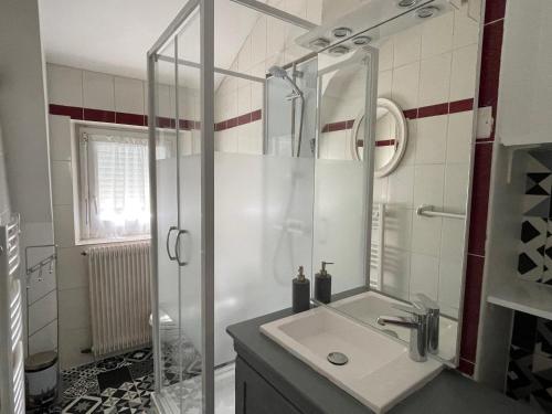 une salle de bain avec un lavabo et une douche en verre dans l'établissement Les Jardins de Jacinthe, à Sarlat-la-Canéda