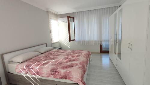 Postel nebo postele na pokoji v ubytování Arsin & Harmanlı - Villa for Rent