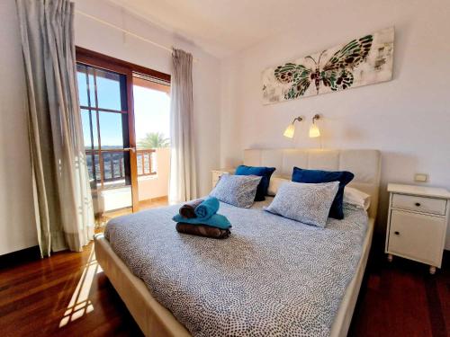 sypialnia z łóżkiem z pluszowym misiem w obiekcie Casa Daniela en Costa Teguise w Costa Teguise