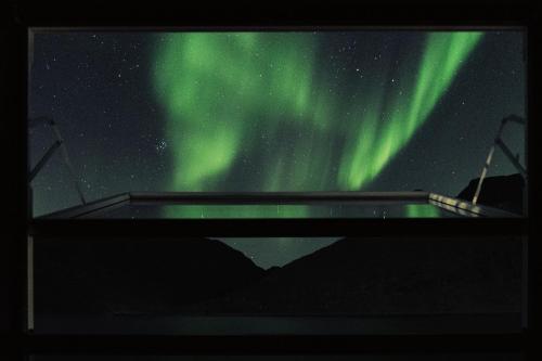 - une vue sur l'aurore depuis la terrasse d'observation dans l'établissement Polar Panorama Lodge, à Fjordgård