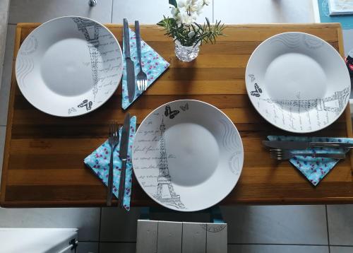 una mesa con platos y utensilios en un estante en Petite Selfcatering Accommodation Struisbaai SA, en Struisbaai