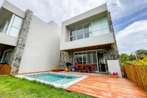 una casa con piscina e terrazza di Casa Beira Mar Marceneiro Milagres a São Miguel dos Milagres