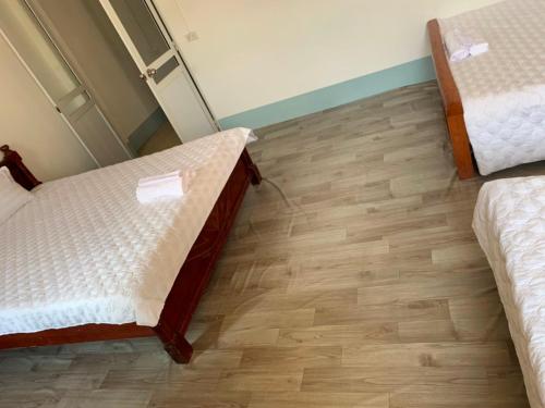 Un pat sau paturi într-o cameră la Tùy Anh Hostel