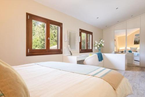 Un pat sau paturi într-o cameră la Villa Son Sera